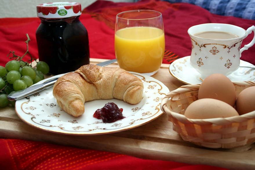 Frühstück, frühstücken, Croisson, Eier, Kaffee, Saft, Orangensaft, Marmelade, essen, Weintrauben, Hörnchen, Butterhörnchen